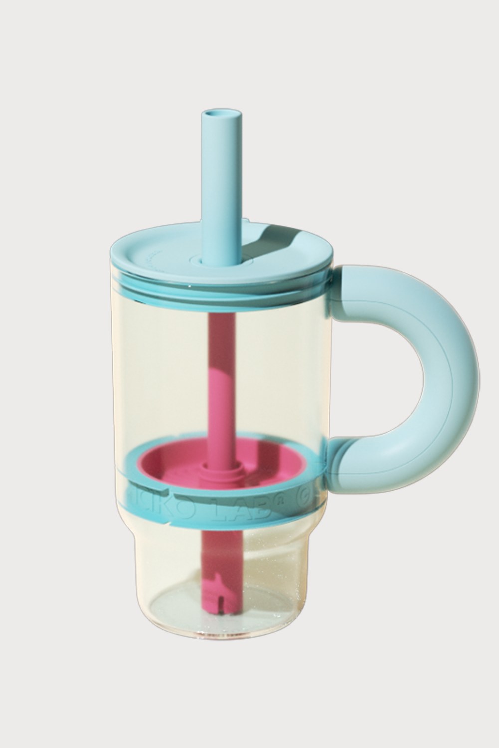 A vibrant light blue Chako Lab Baba Cup with a contrasting pink tea tray and a blue straw, ready for your next tea adventure.