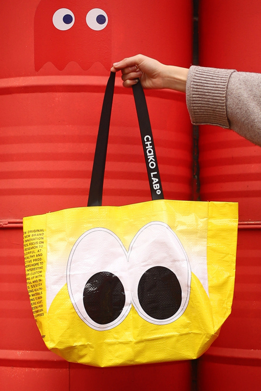 Chako Reusable Bag Peekaboo tote worn on the shoulder